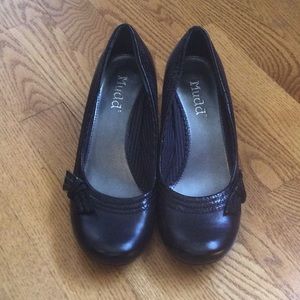 Mudd Black dress shoe with 1 1/2” heel. Cute side bow detail.